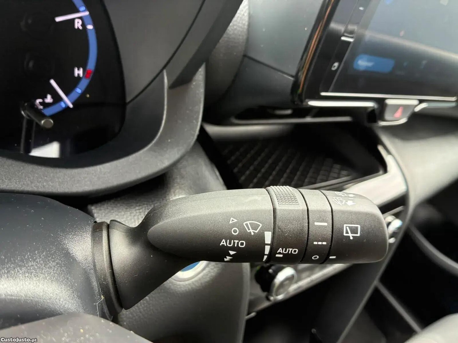 Toyota Yaris 1.5 HDF Luxury — fotografia 18