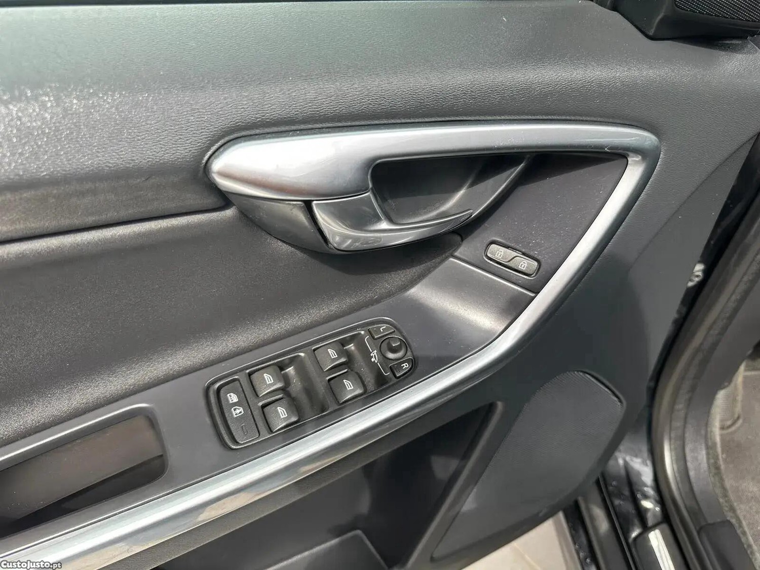 Volvo XC 60 2.0 D4 Momentum — fotografia 20