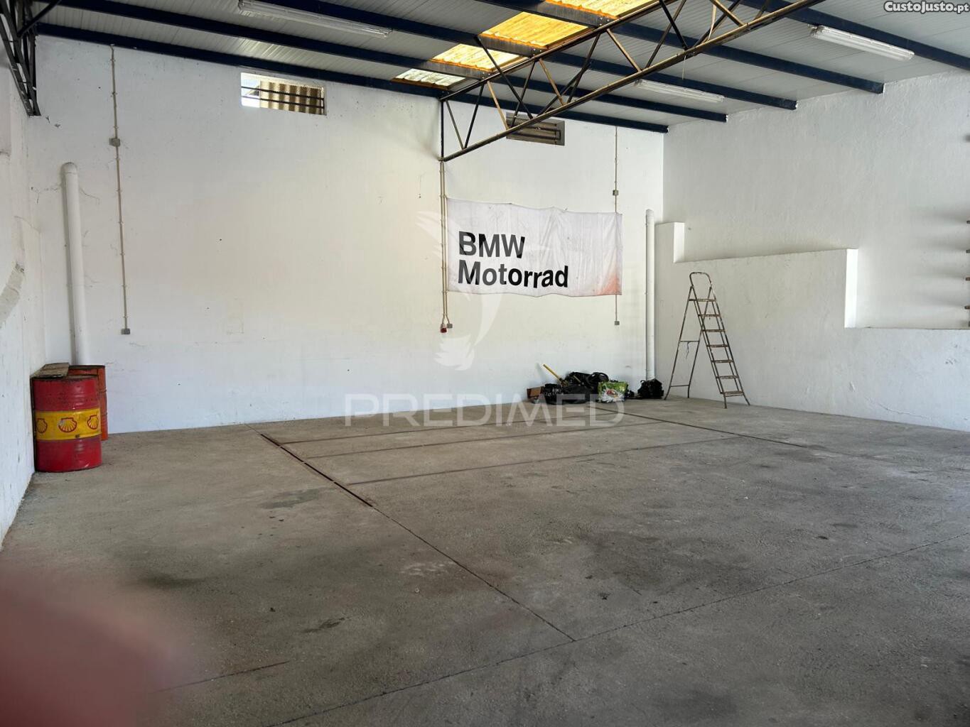 Armazém com 126m2 em ota