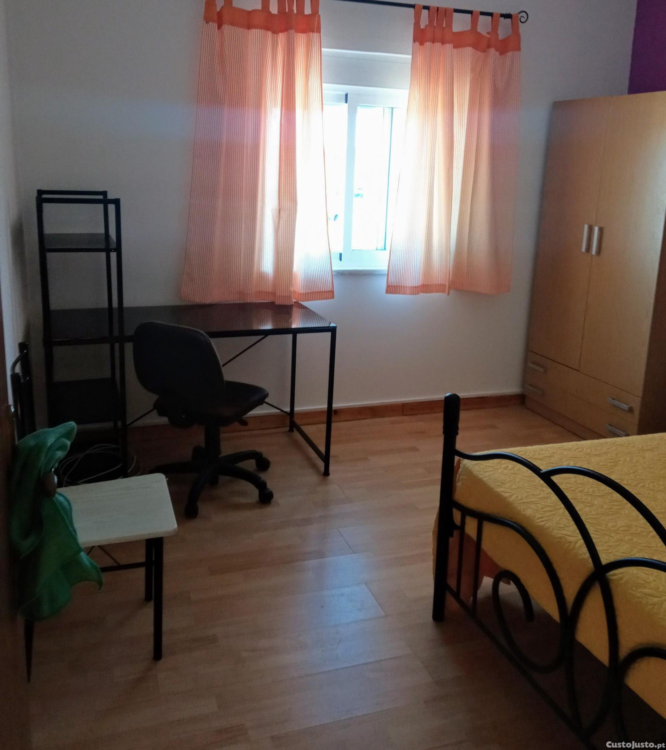 Setúbal quarto Rapariga trabalha - estudante