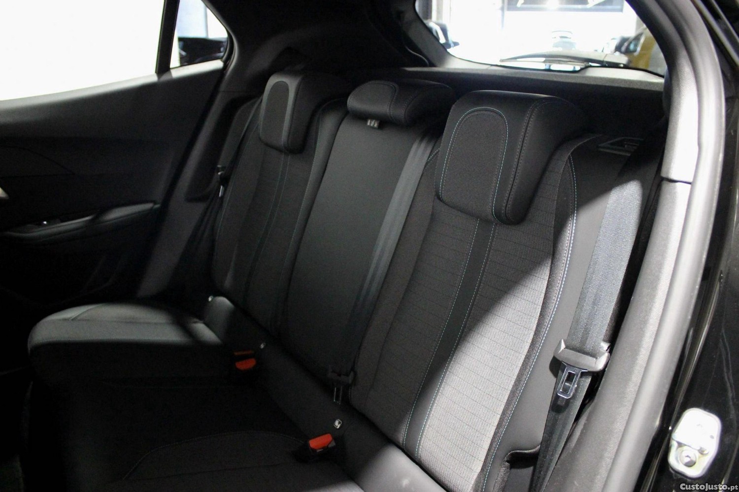 Peugeot 2008 1.5 BlueHDi Allure EAT8 — fotografia 9