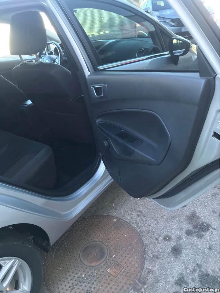 Ford Fiesta 1.5 tdci titanium — fotografia 2
