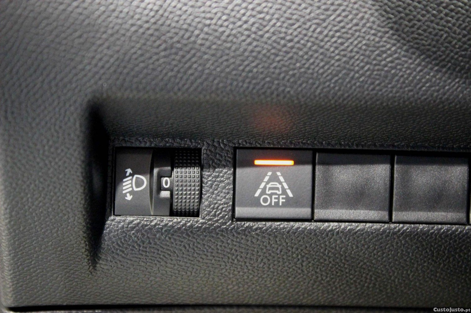 Peugeot 2008 1.5 BlueHDi Allure Pack EAT8 — fotografia 17
