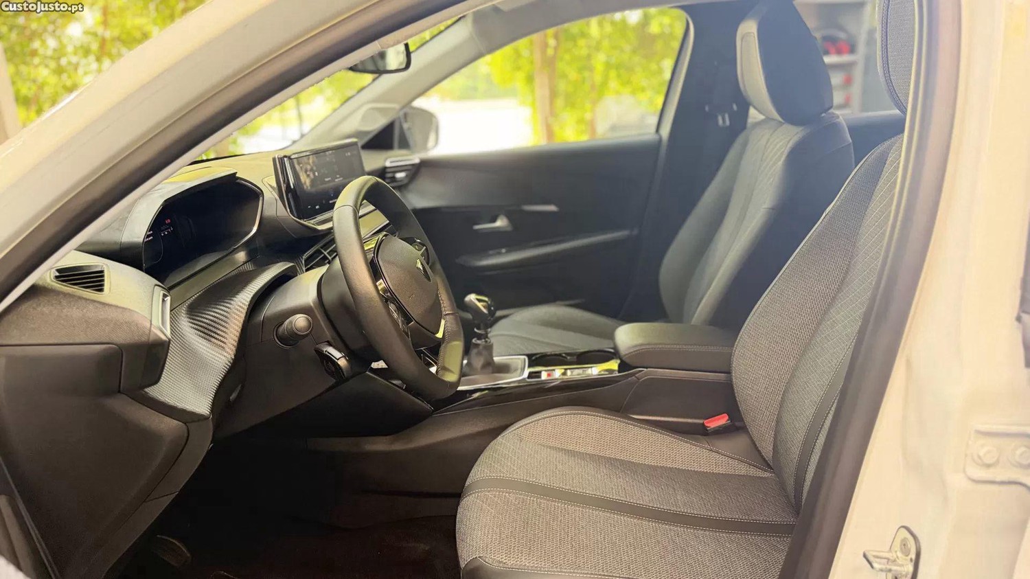 Peugeot 208 Puretech 100 allure — fotografia 4