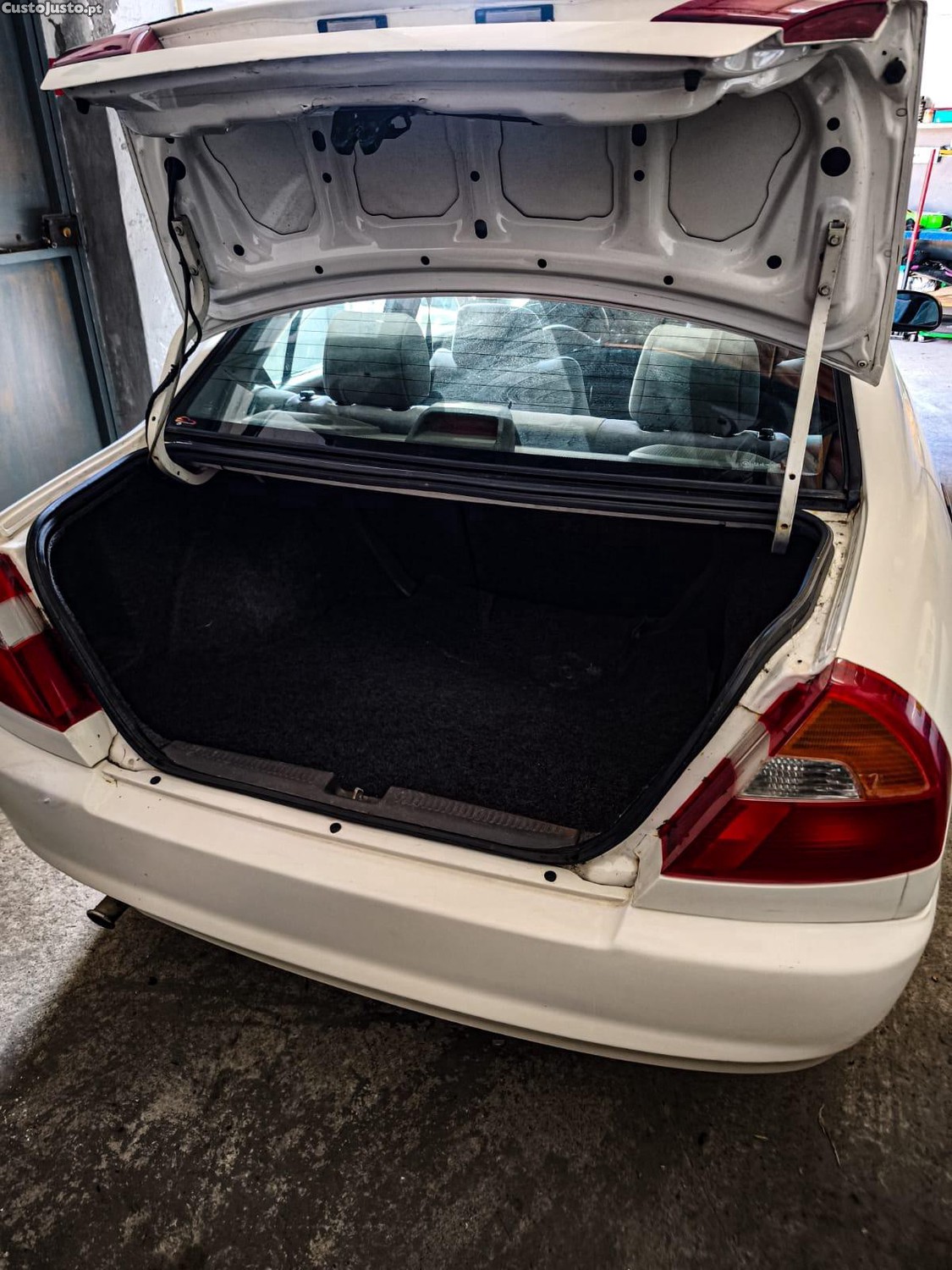 Mitsubishi Lancer 1.3GLX — fotografia 2