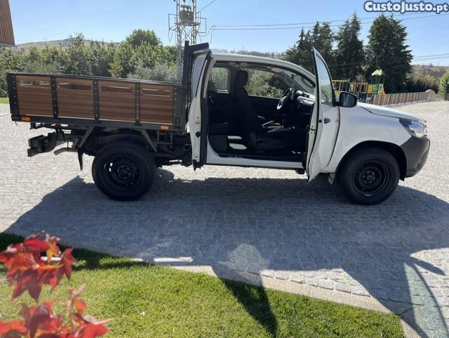 Toyota Hilux 2.4 D-4D 4WD CE 3L CH — fotografia 3