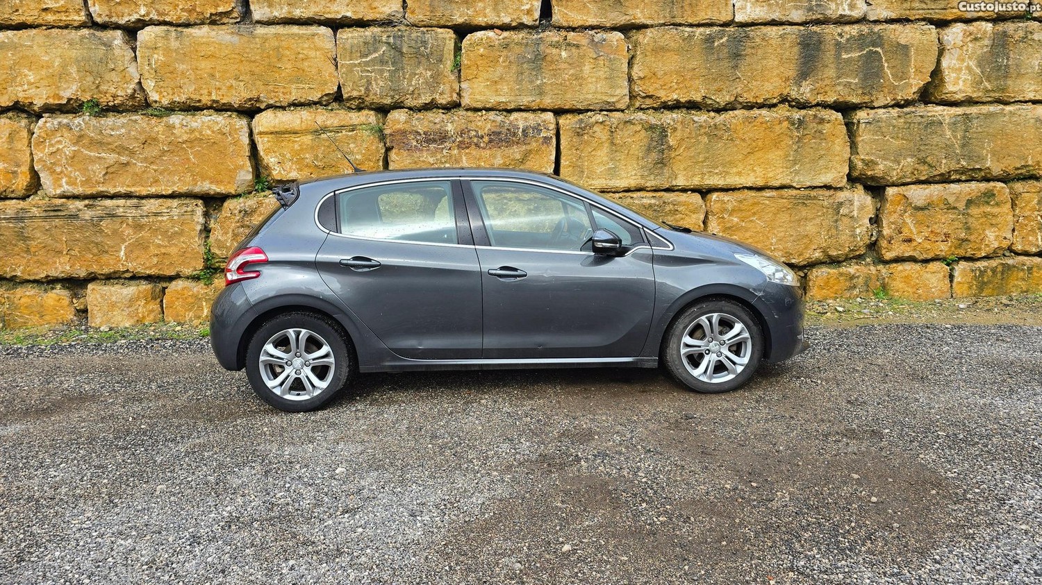 Peugeot 208 1.6 BlueHDi Allure — fotografia 27