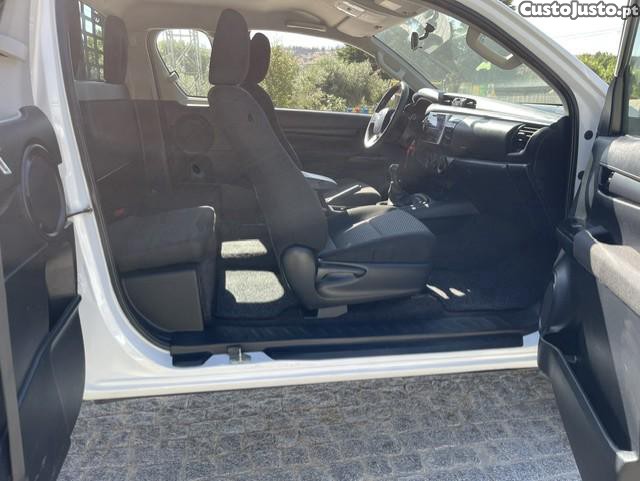 Toyota Hilux 2.4 D-4D 4WD CE 3L CH — fotografia 2