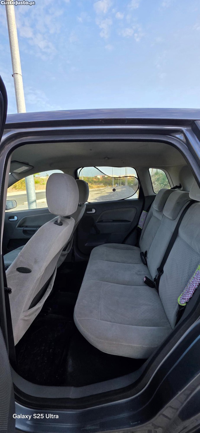 Ford Fiesta Ghia — fotografia 7