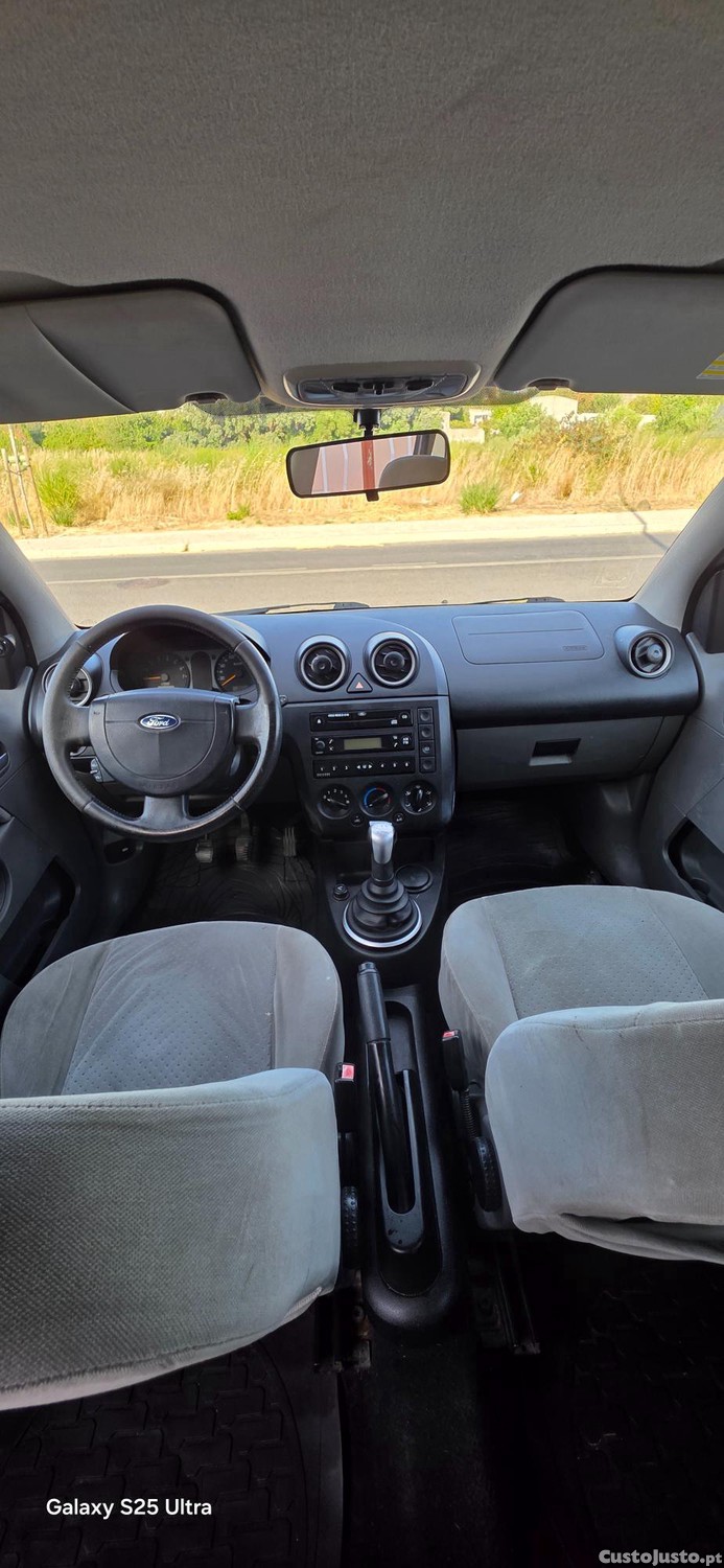 Ford Fiesta Ghia — fotografia 3