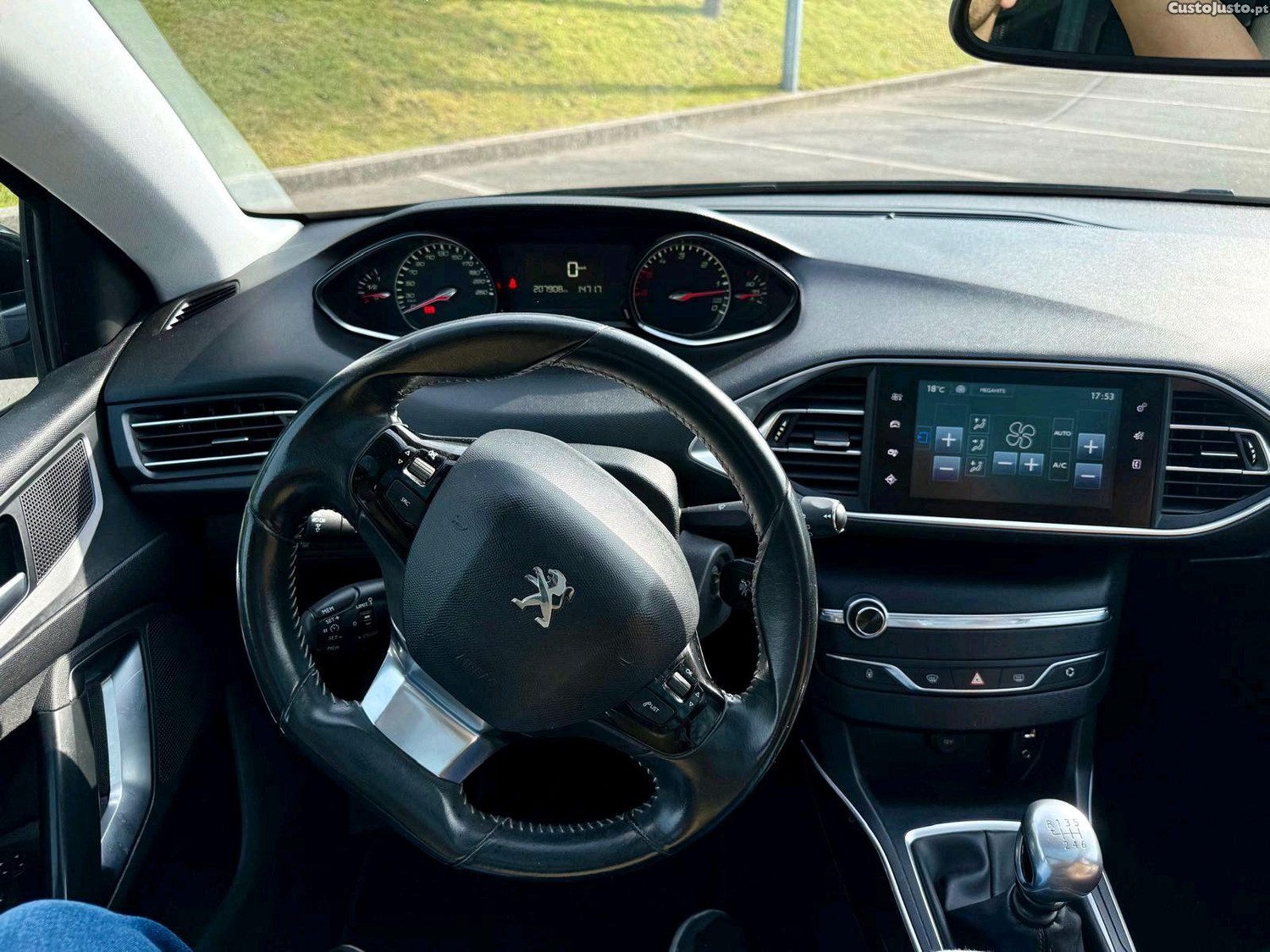 Peugeot 308 II hatchback — fotografia 2