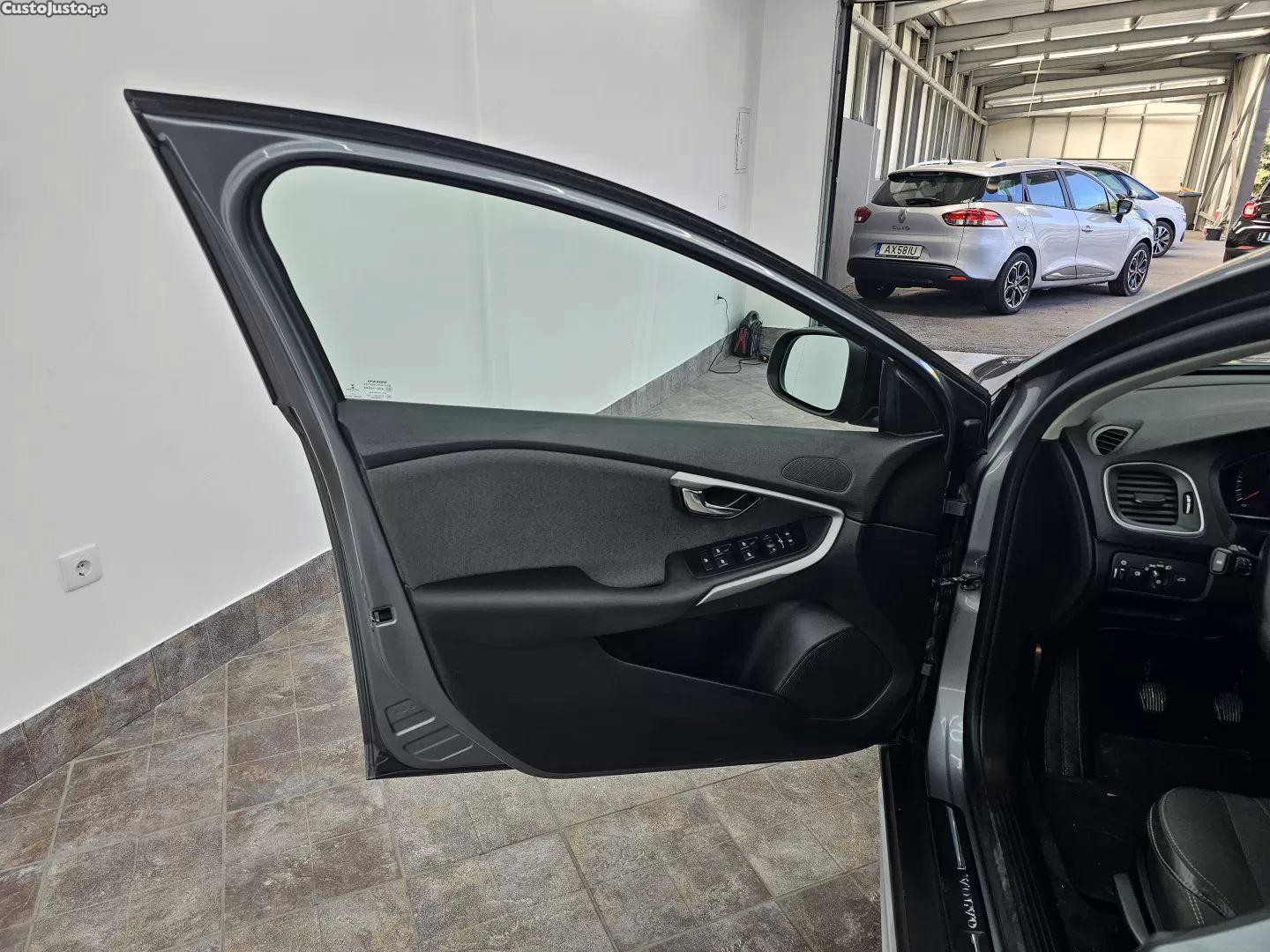 Volvo V40 2.0 d2 momentum — fotografia 13