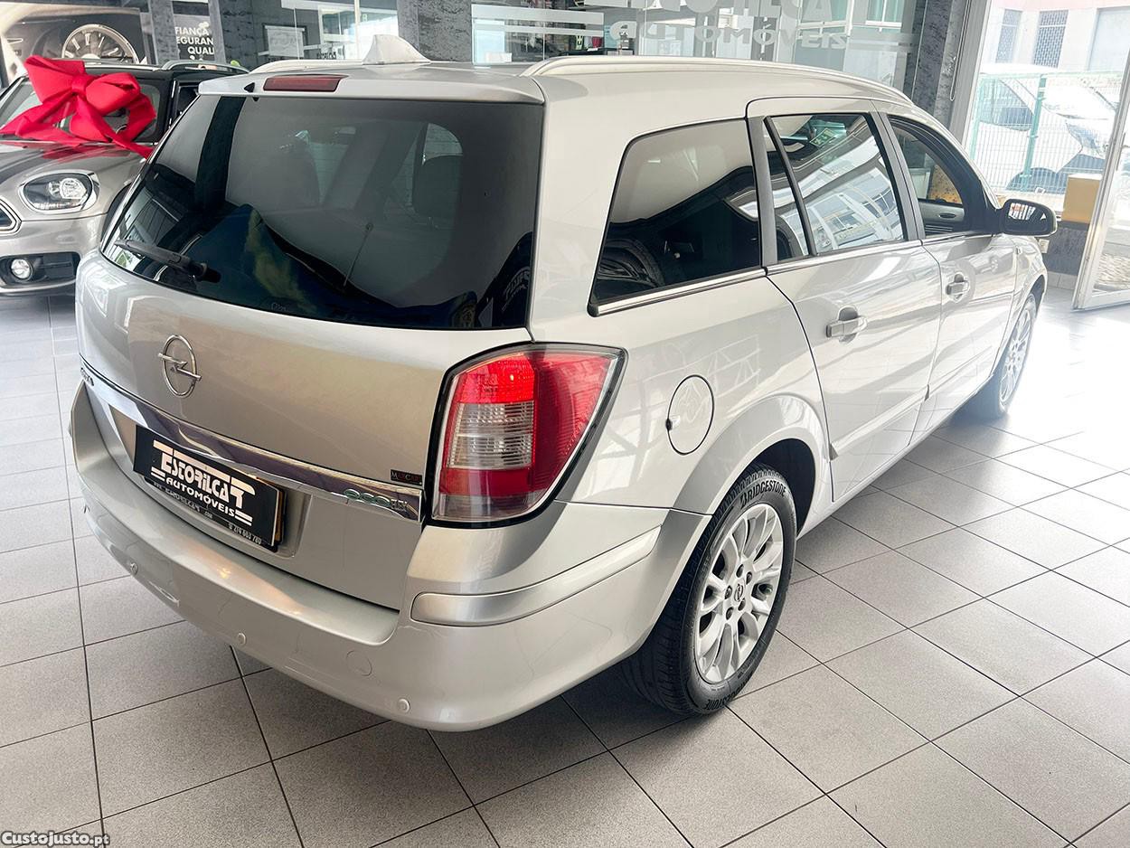 Opel Astra Caravan 1.7 CDTi Cosmo ecoFLEX — fotografia 16