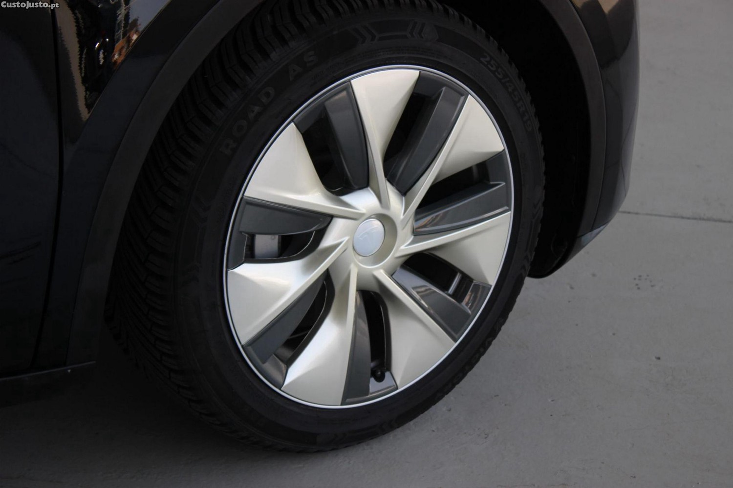 Tesla Model Y Long Range Dual Motor AWD — fotografia 14