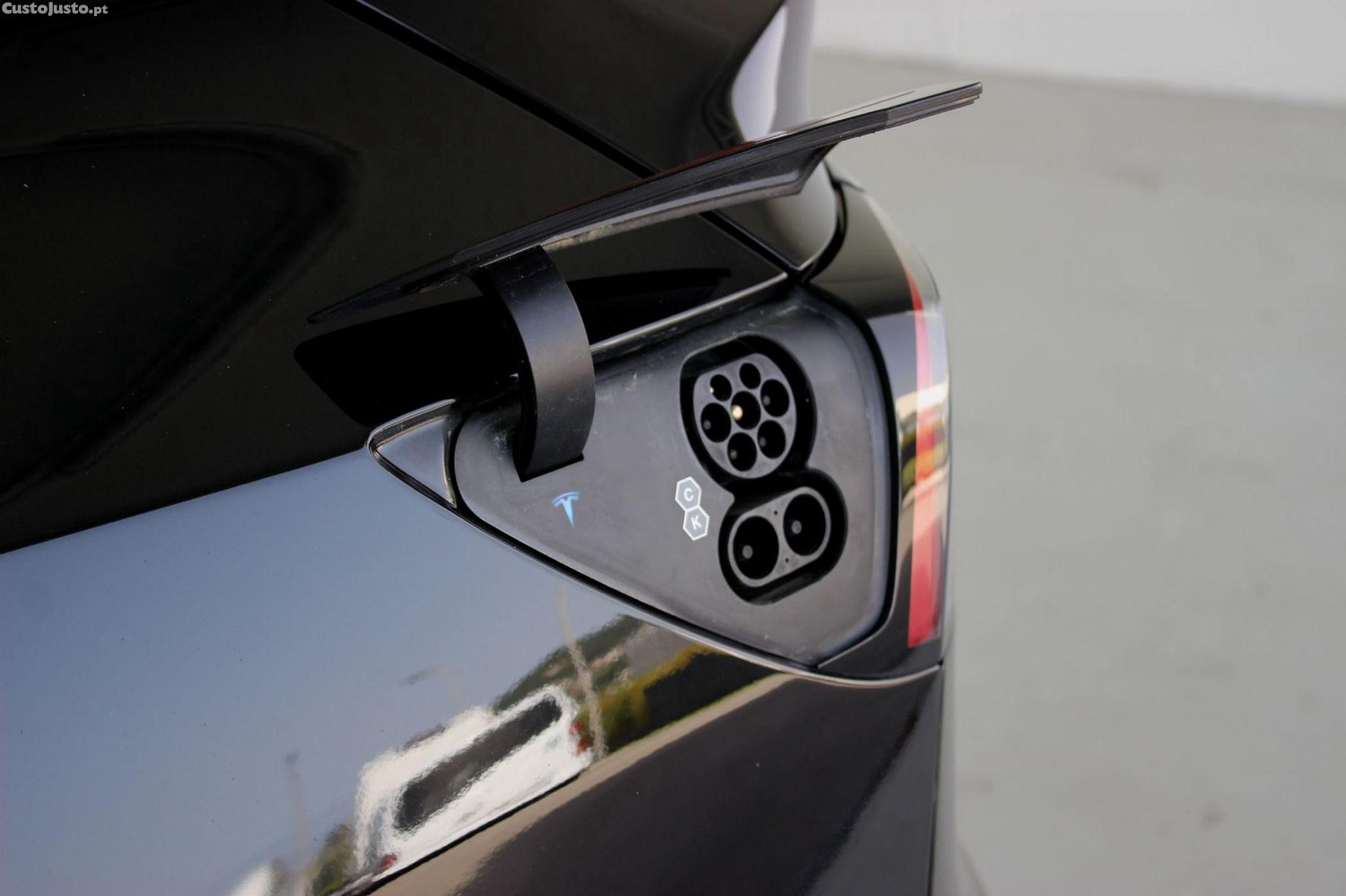 Tesla Model Y Long Range Dual Motor AWD — fotografia 13