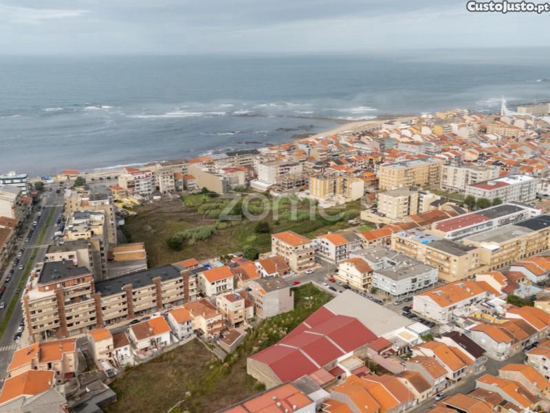 Prédio Com 4 Pisos A 300 Metros Da Praia Em...