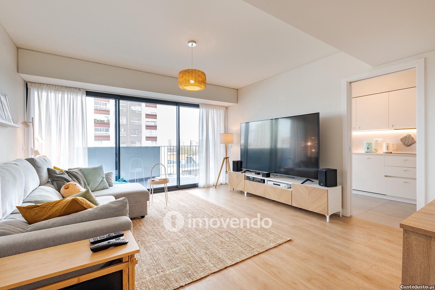 Apartamento T2 moderno, com varanda e estacionamento, na Av de Berlim