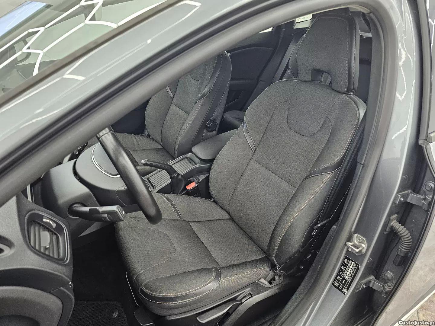 Volvo V40 2.0 d2 momentum — fotografia 12