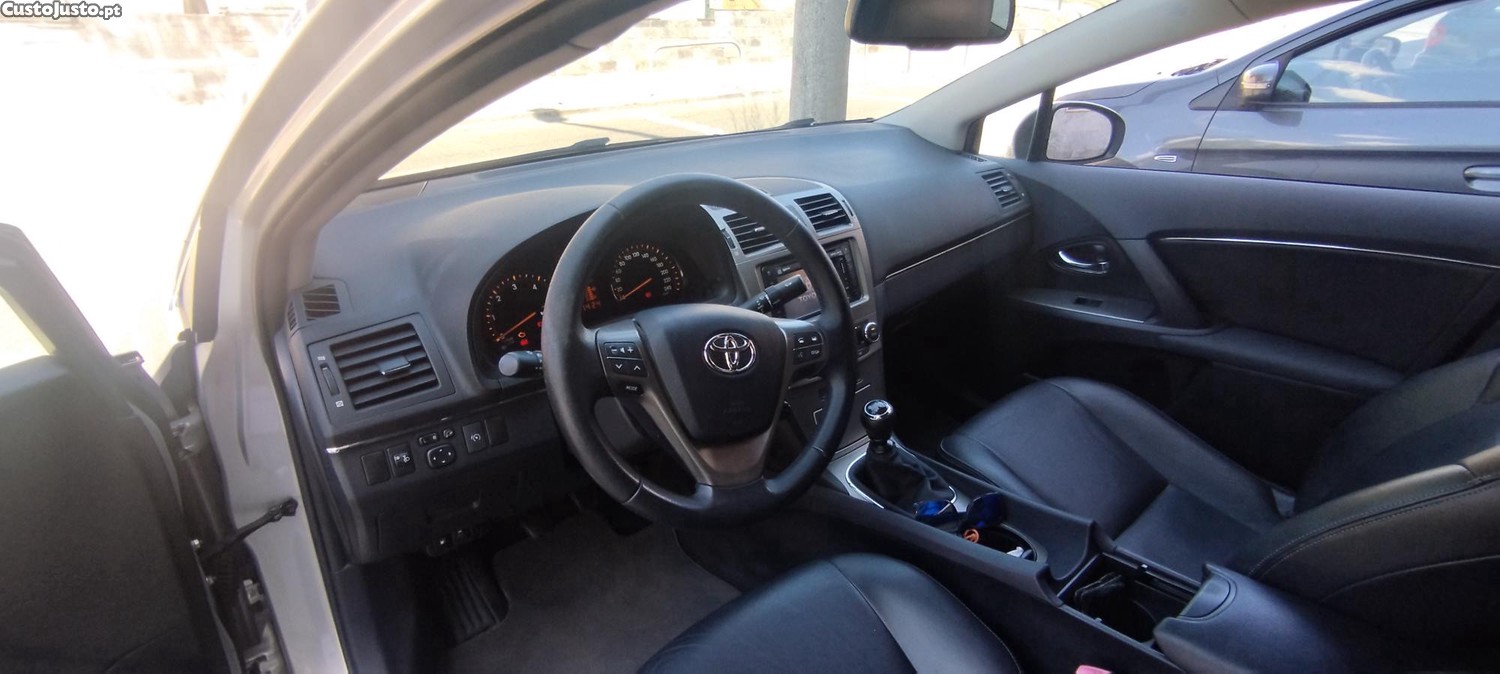 Toyota Avensis 2.0D4D 66000km unico dono — fotografia 2