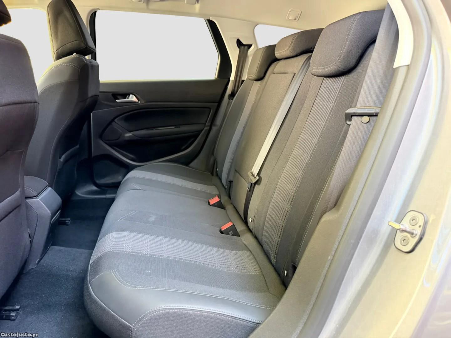 Peugeot 308 1.2 PureTech Allure EAT8 — fotografia 4