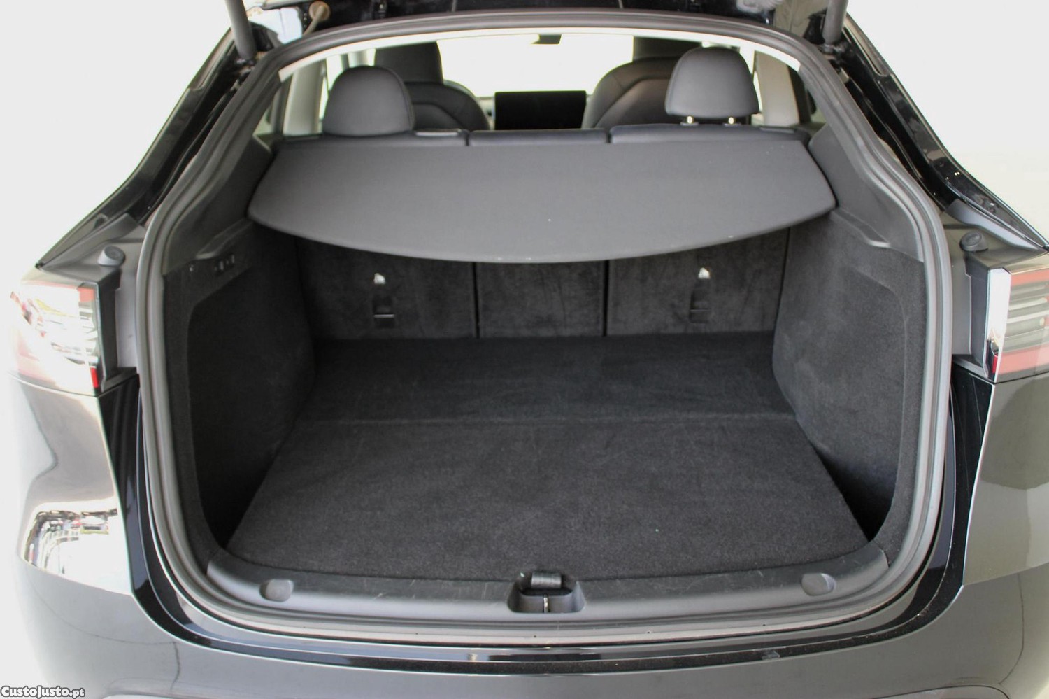 Tesla Model Y Long Range Dual Motor AWD — fotografia 12