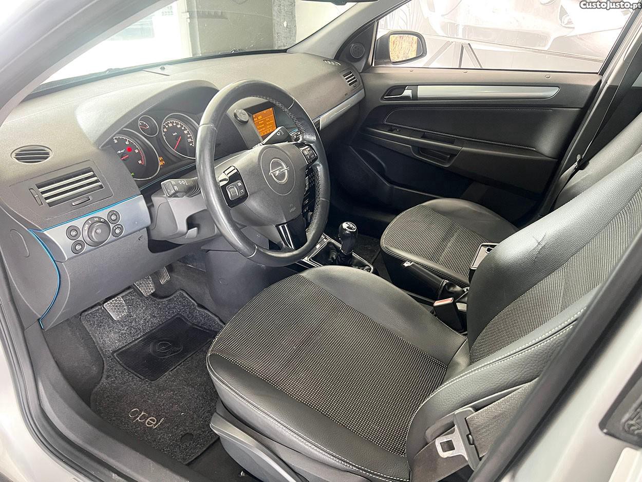 Opel Astra Caravan 1.7 CDTi Cosmo ecoFLEX — fotografia 14