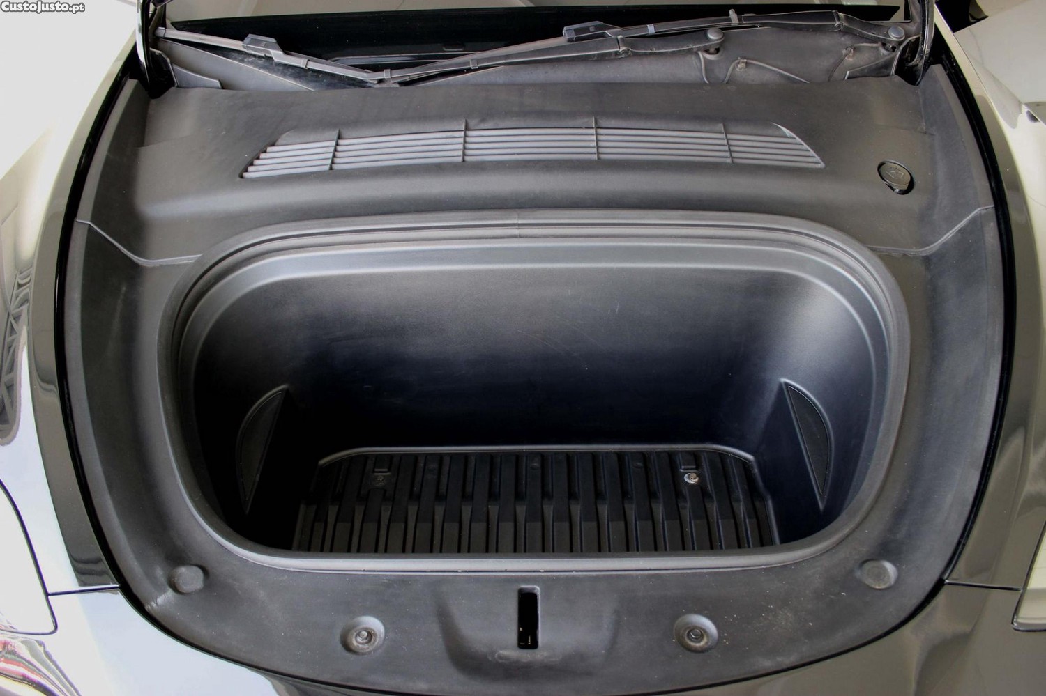 Tesla Model Y Long Range Dual Motor AWD — fotografia 11