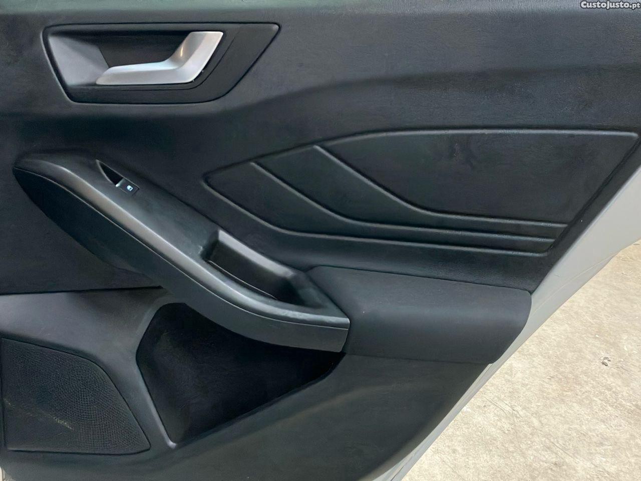 Ford Focus 1.0 EcoBoost MHEV ST-Line X — fotografia 2