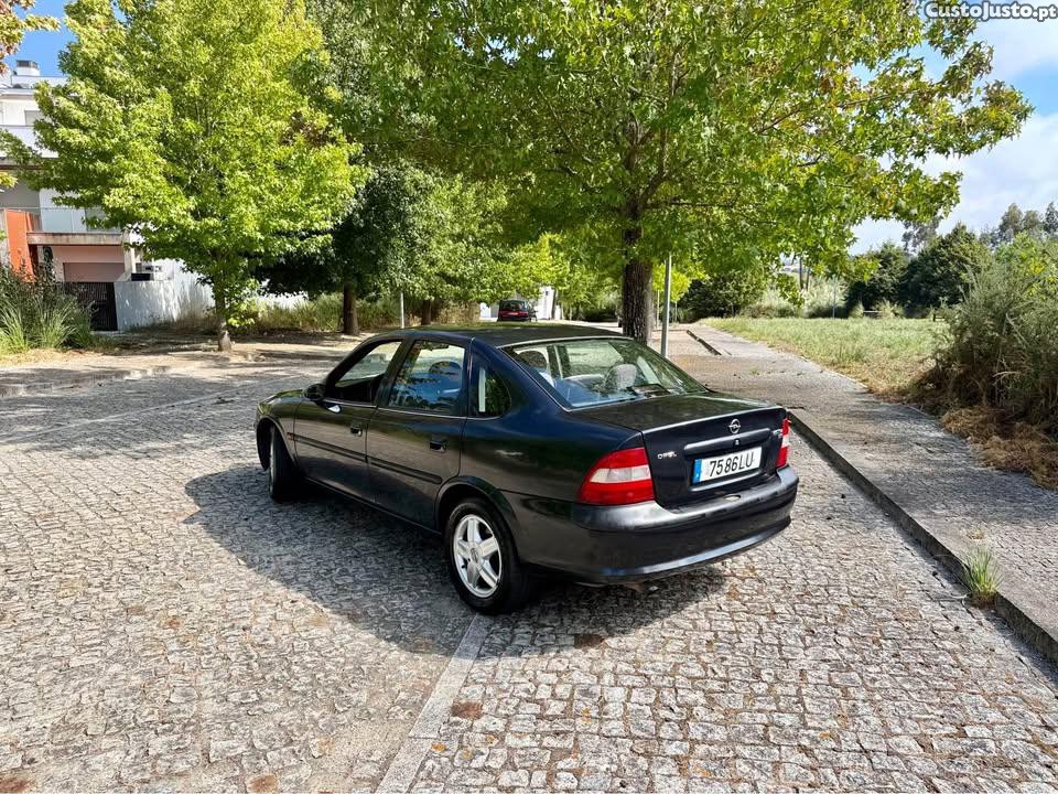 Opel Vectra 2.0DTI — fotografia 7