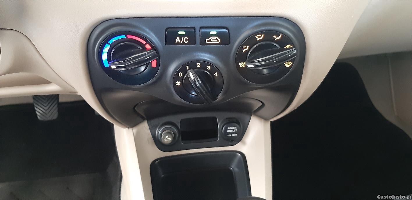 Kia Rio EX 1.5 CRDI 16V 110 CV — fotografia 8