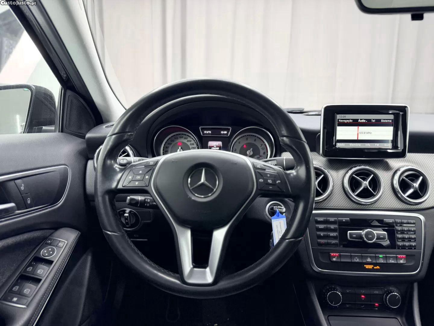 Mercedes-Benz GLA 200 Aut. — fotografia 9