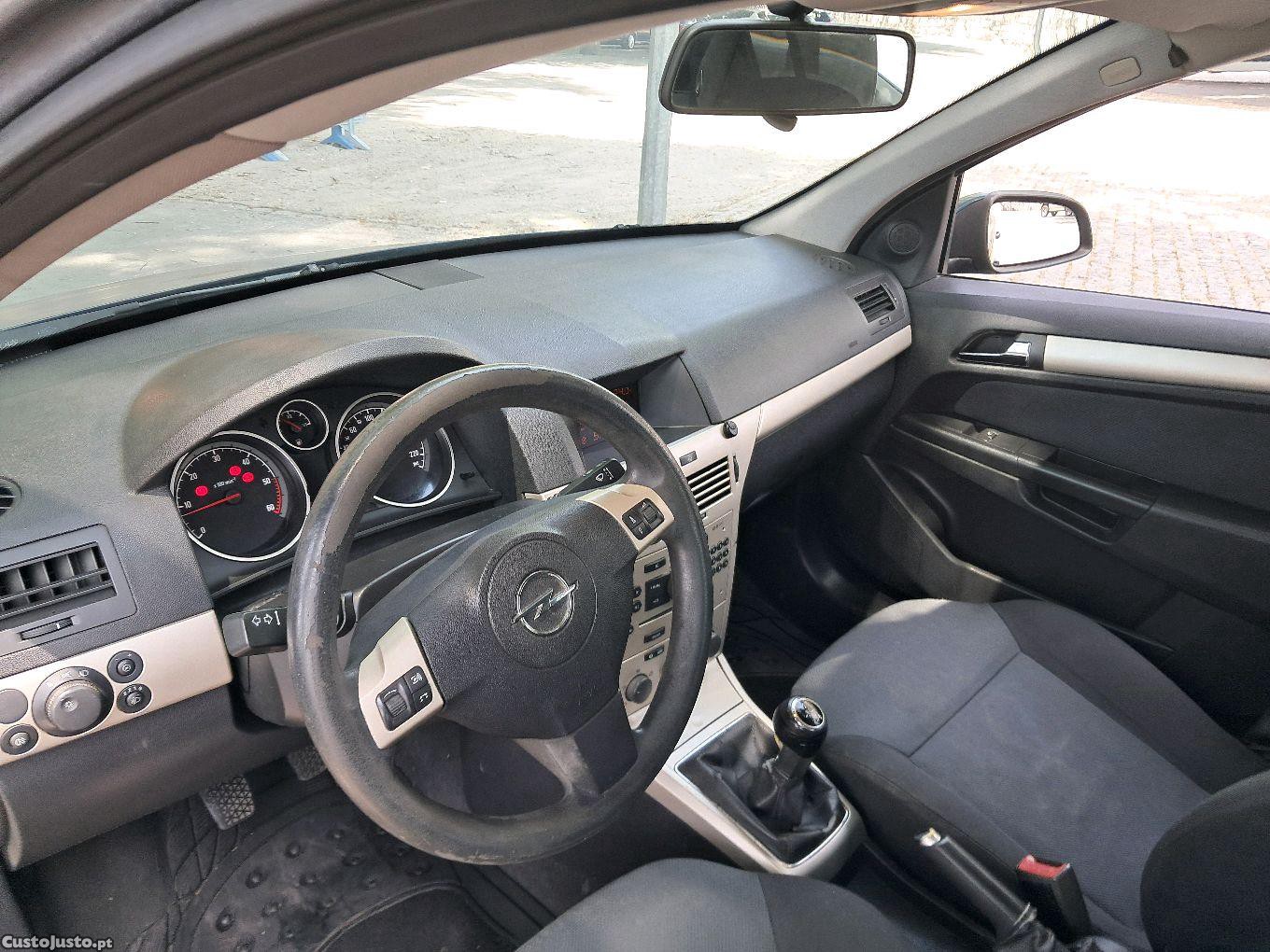 Opel Astra 5 portas — fotografia 5