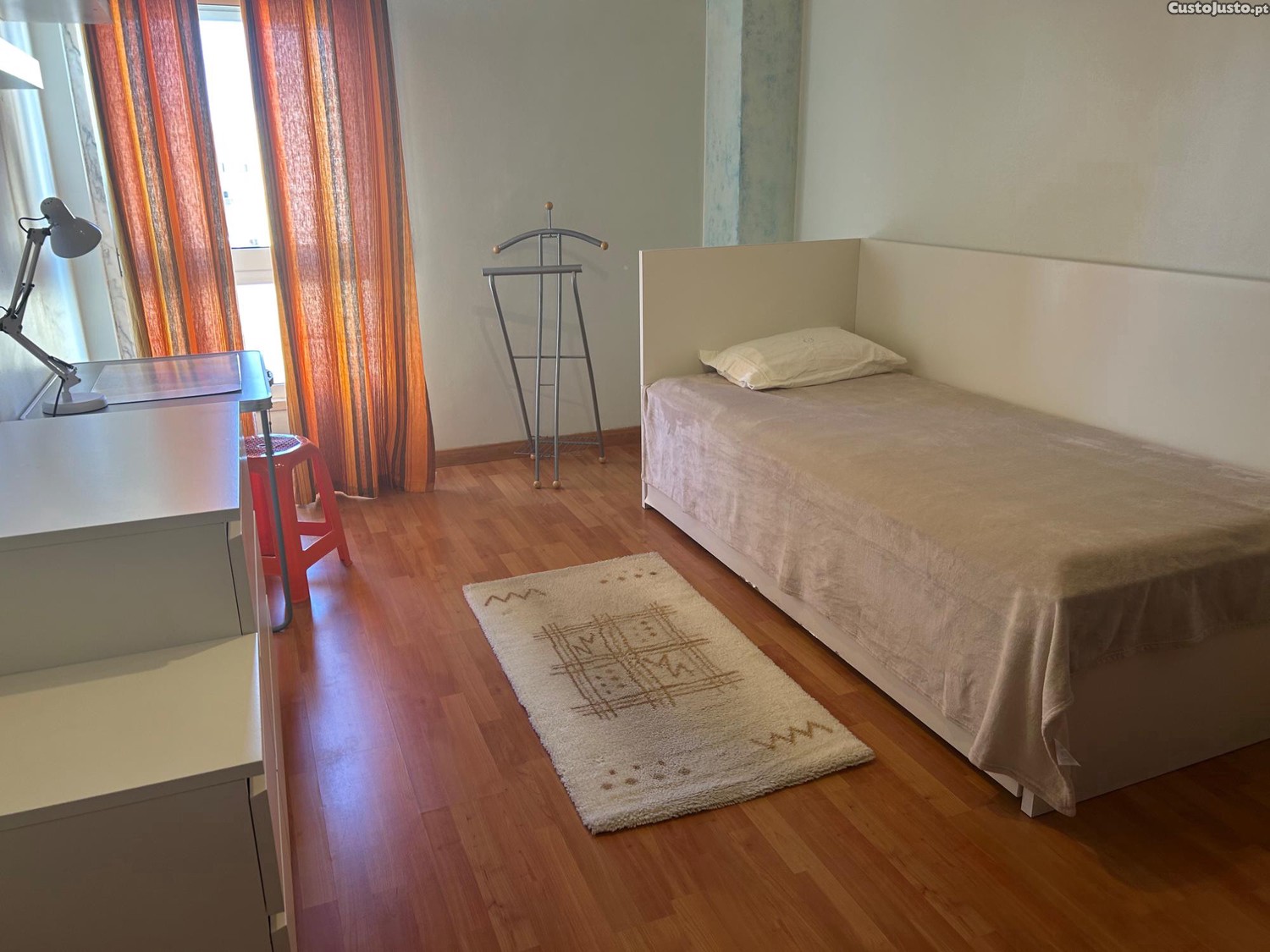 Quartos  no Cacém de Cima ( só a senhora)