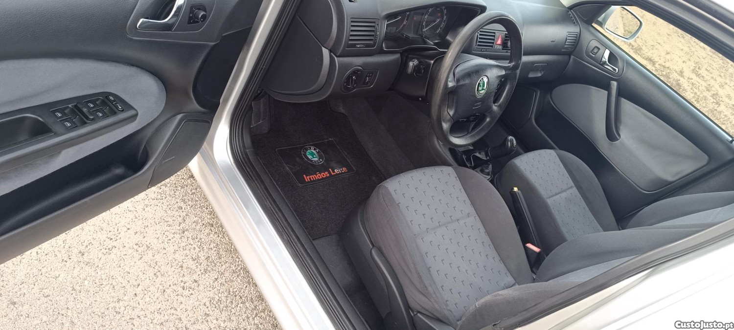Skoda Octavia Break 1.6i Ambient - BOM ESTADO — fotografia 4