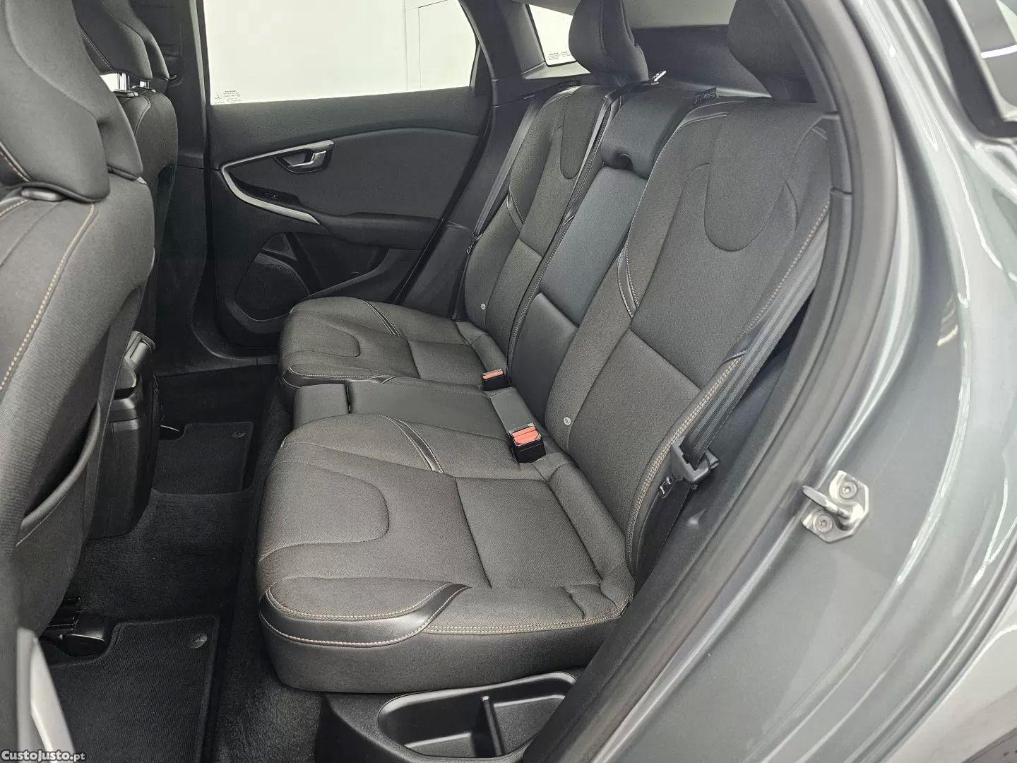 Volvo V40 2.0 d2 momentum — fotografia 11