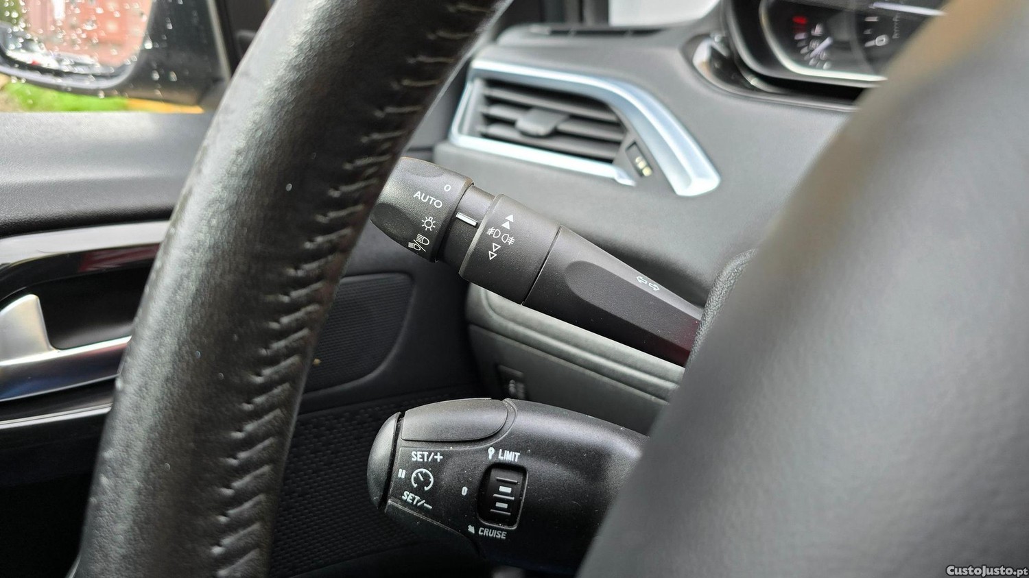 Peugeot 208 1.6 BlueHDi Allure — fotografia 17