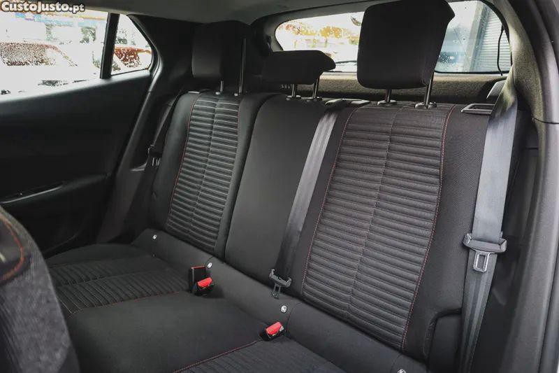 Peugeot e-2008 50 kwh active pack — fotografia 6