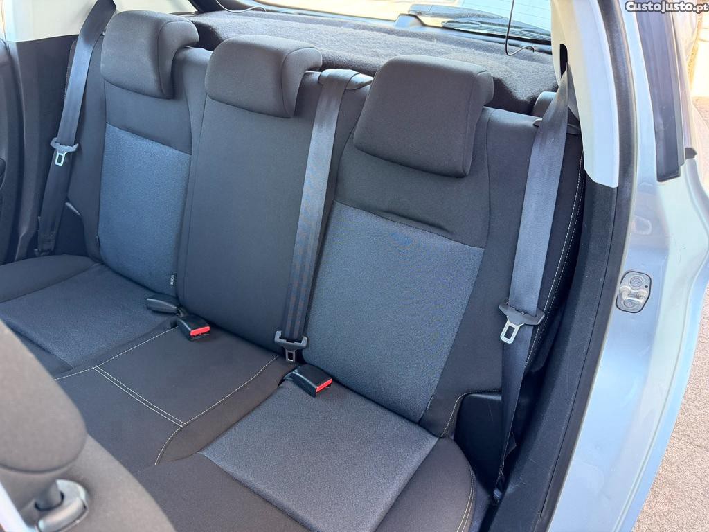 Peugeot 208 1.2 PureTech 68cv A/C+GPS — fotografia 2