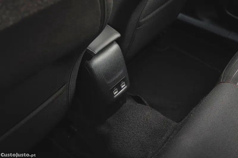 Peugeot e-2008 50 kwh active pack — fotografia 4