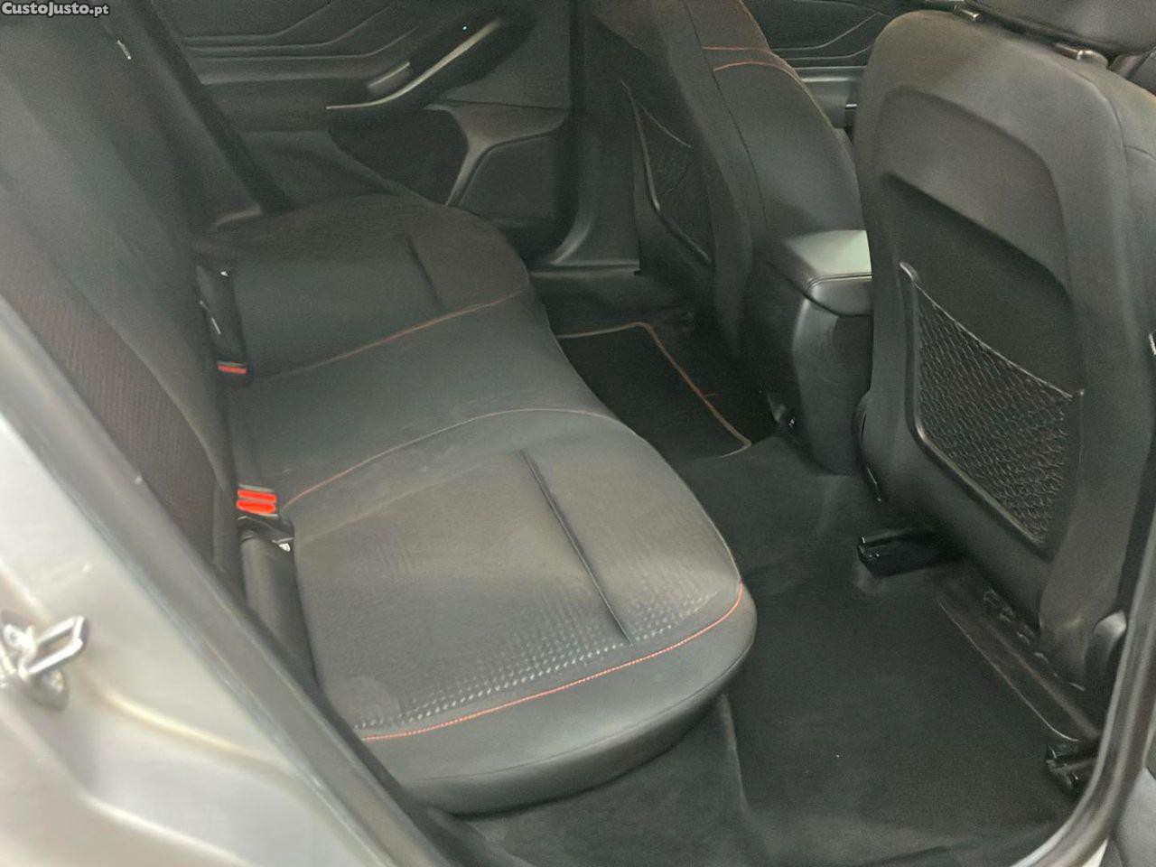 Ford Focus 1.0 EcoBoost MHEV ST-Line X — fotografia 8