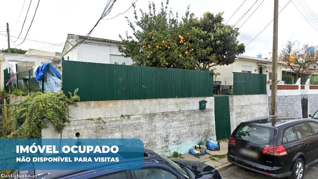Moradia T2 com Logradouro e Acessos Excelentes em Queluz