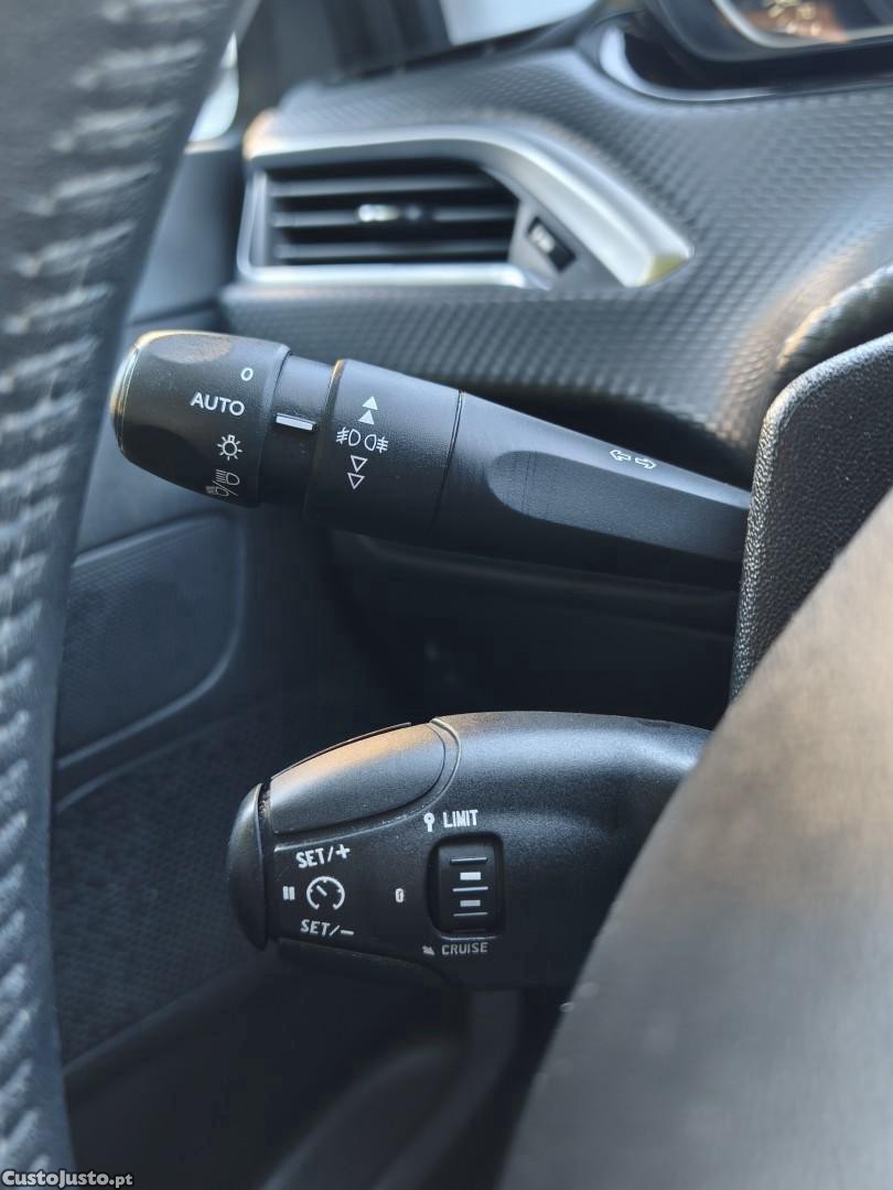 Peugeot 2008 1.2 PureTech Signature — fotografia 6