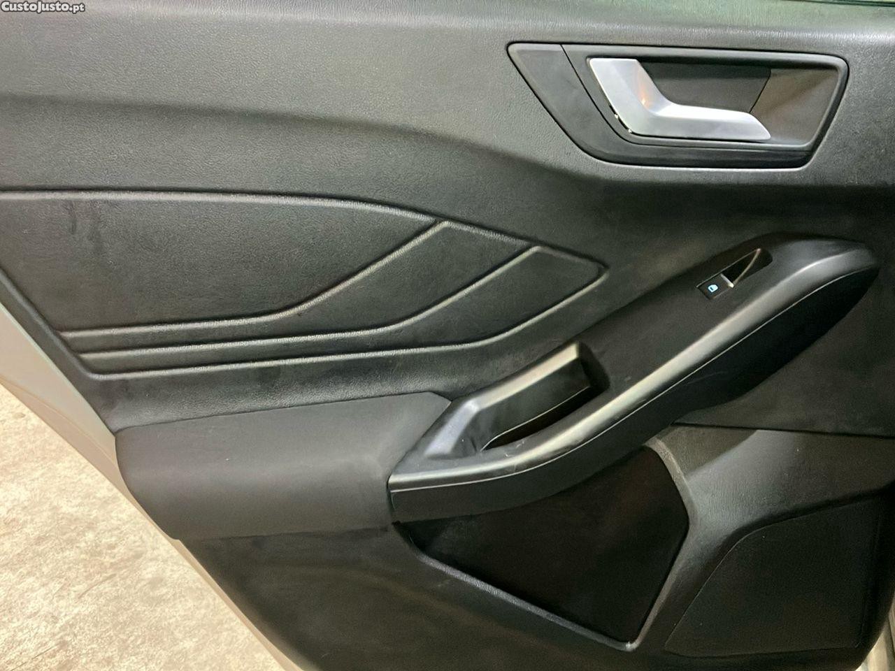 Ford Focus 1.0 EcoBoost MHEV ST-Line X — fotografia 4