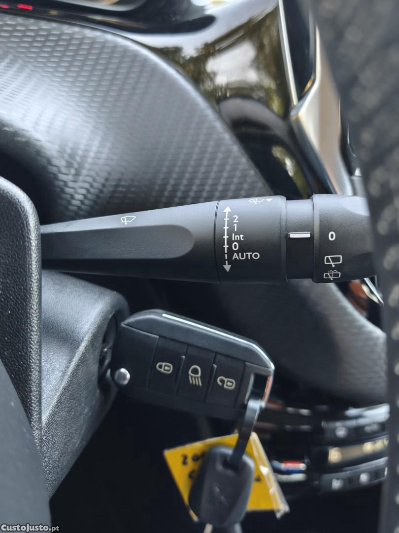 Peugeot 2008 1.2 PureTech Signature — fotografia 5