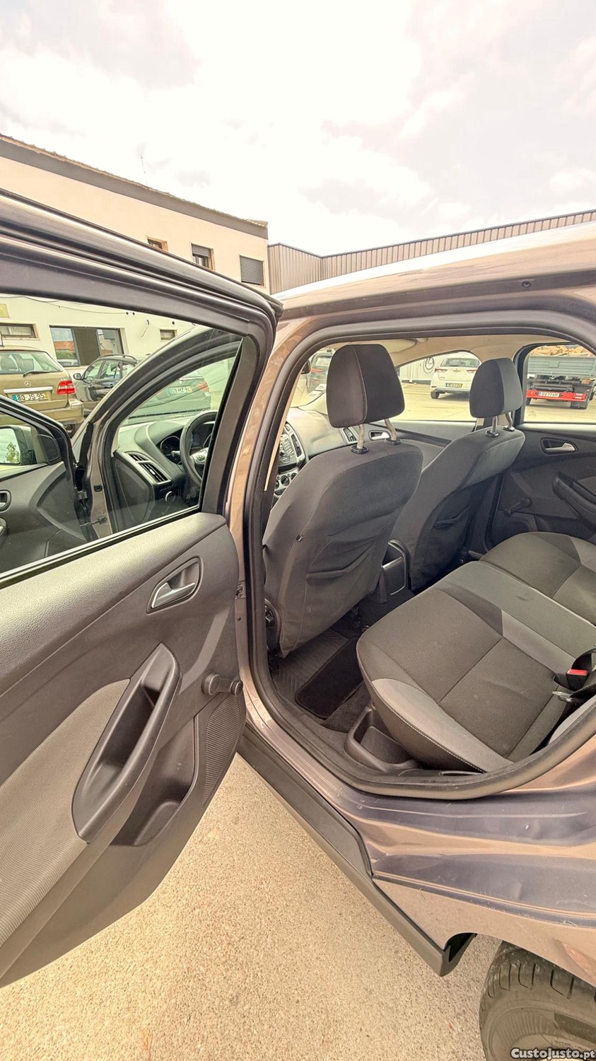 Ford Focus 1.6 TDCI de 2012 — fotografia 4