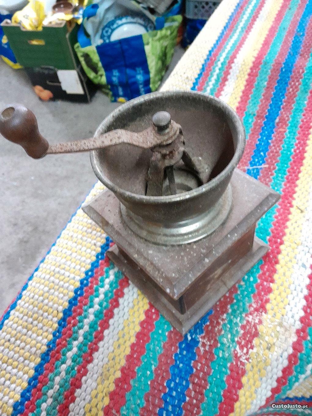 Moinho de café muito antigo