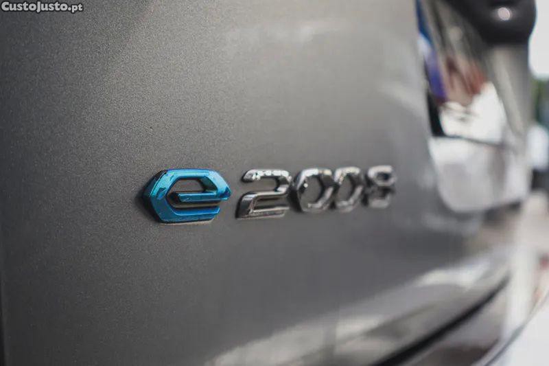 Peugeot e-2008 50 kwh active pack — fotografia 8