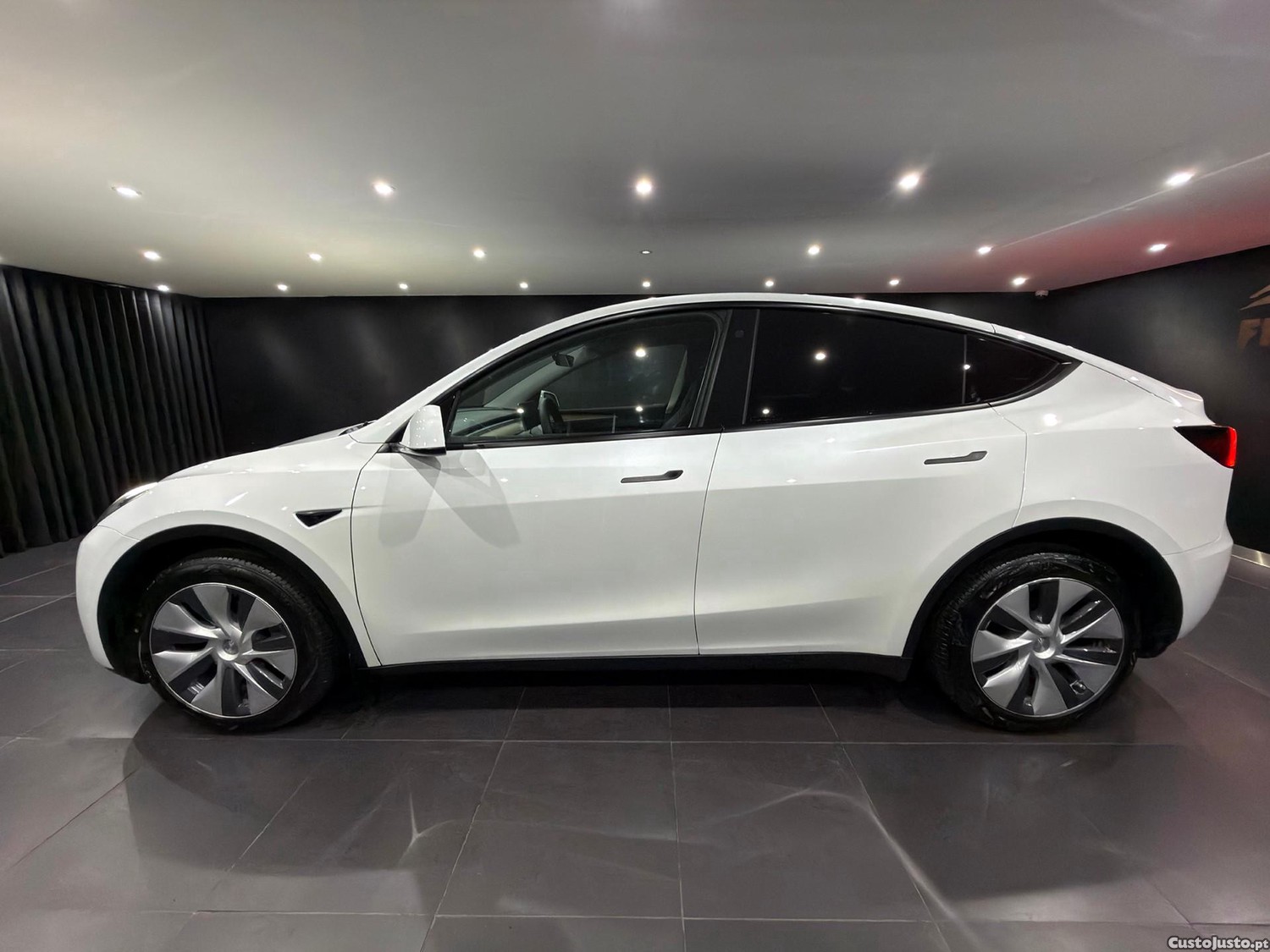 Tesla Model Y Long Range Dual Motor AWD — fotografia 22
