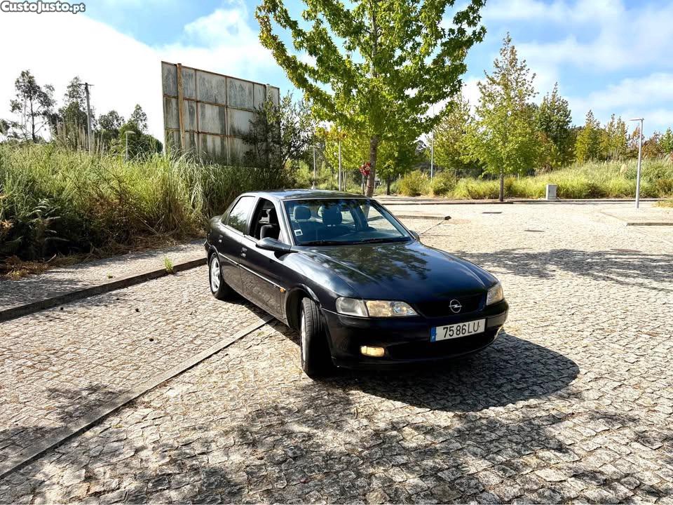 Opel Vectra 2.0DTI — fotografia 8