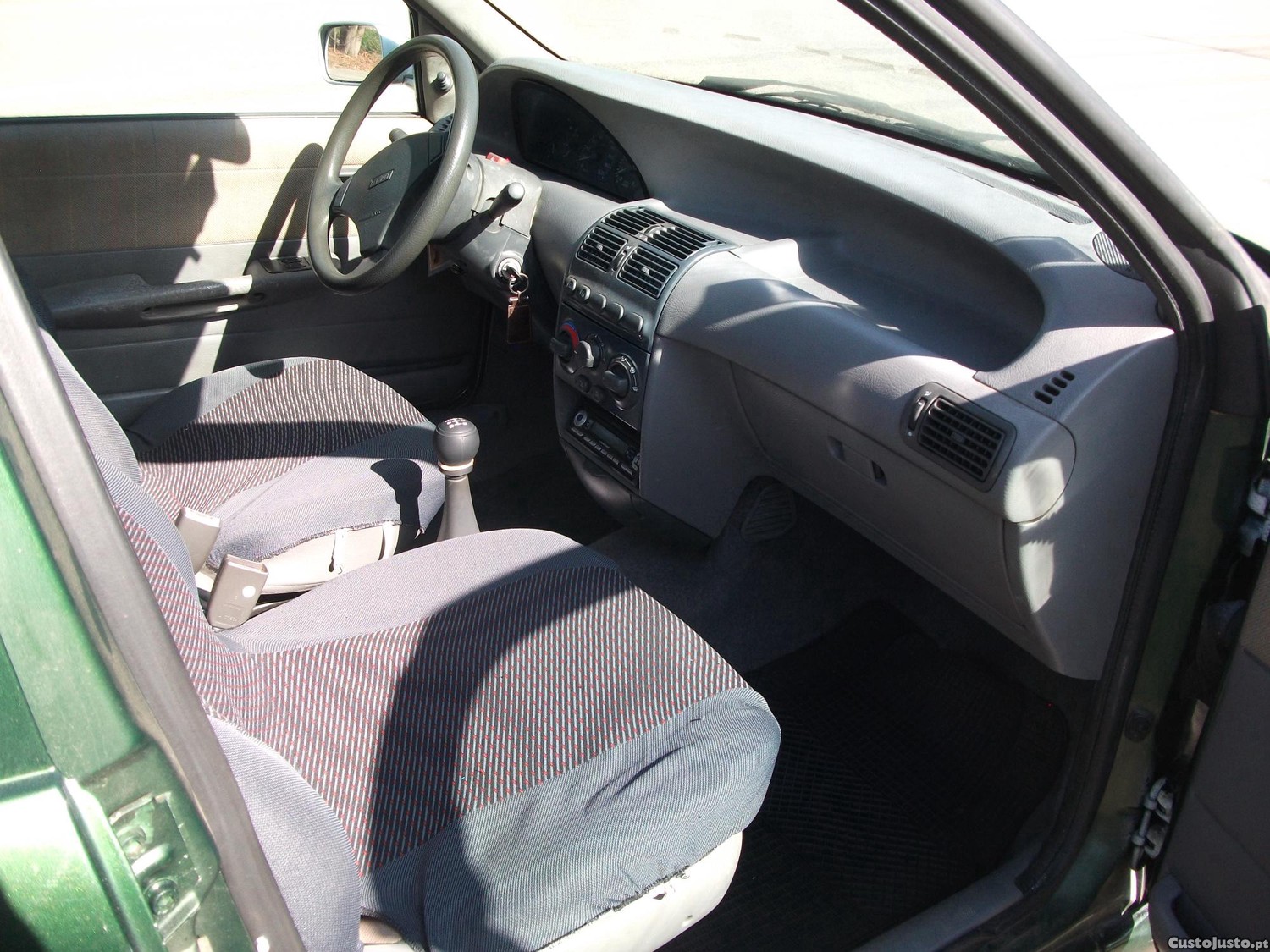Fiat Punto 5 portas — fotografia 3